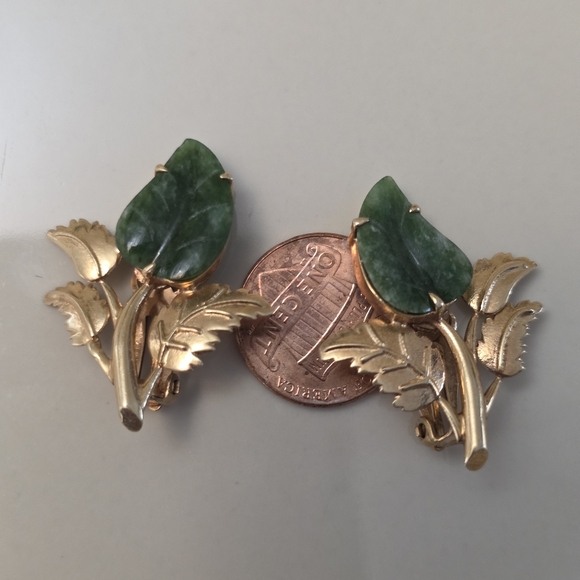 14 Karat Gold Leaf Clip-On Earrings with Green Jade Heart Leaves - Picture 5 of 11